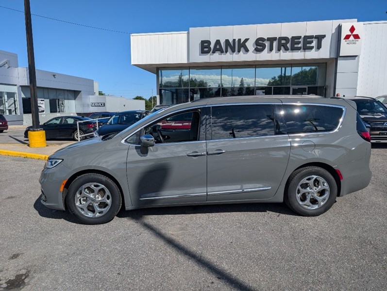 2022 Chrysler Pacifica Limited FWD