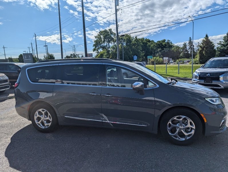 2022 Chrysler Pacifica Limited FWD